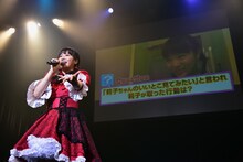 エビ中ファミリーと「クイズ 私の行動を読み取れ」のコーナーを楽しむ中山莉子。