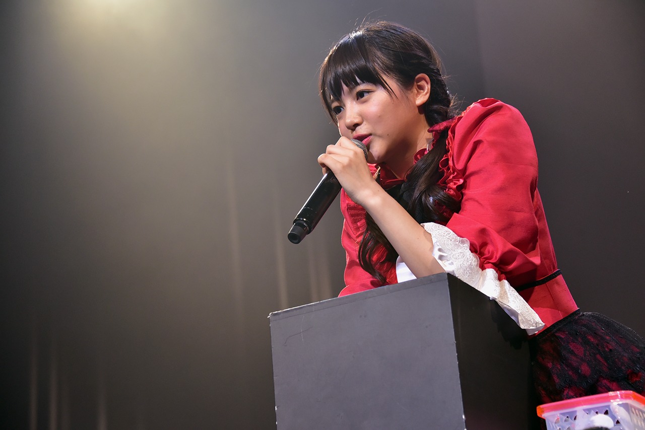 エビ中ファミリーの質問が書かれた紙を箱から取り出す中山莉子。