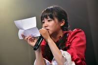 エビ中ファミリーからの質問を読み上げる中山莉子。
