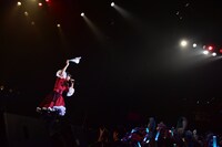 「MISSION SURVIVOR」でタオルを振り回す中山莉子とエビ中ファミリー。