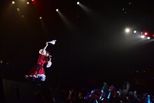 「MISSION SURVIVOR」でタオルを振り回す中山莉子とエビ中ファミリー。