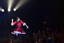 フロアにサインボールを投げる中山莉子。