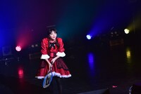 ラケットでサインボールを飛ばす中山莉子。