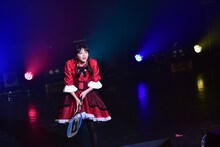 ラケットでサインボールを飛ばす中山莉子。