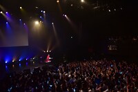 ラケットでサインボールを飛ばす中山莉子。