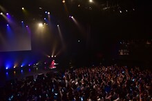 ラケットでサインボールを飛ばす中山莉子。