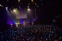 「MISSION SURVIVOR」でタオルを振り回す中山莉子とエビ中ファミリー。