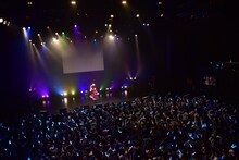 「MISSION SURVIVOR」でタオルを振り回す中山莉子とエビ中ファミリー。