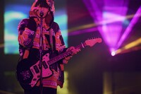 人気画像9位は「米津玄師、4万人動員の幕張ワンマンで新曲初披露『こんな空間をまた一緒に作ろうね』」より、「米津玄師 2018 LIVE / Flamingo」10月27日公演の様子。（撮影：太田好治）