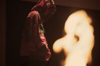 人気画像8位は「米津玄師、4万人動員の幕張ワンマンで新曲初披露『こんな空間をまた一緒に作ろうね』」より、「米津玄師 2018 LIVE / Flamingo」10月27日公演の様子。（撮影：太田好治）