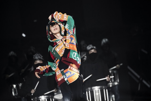 人気画像1位は「米津玄師、4万人動員の幕張ワンマンで新曲初披露『こんな空間をまた一緒に作ろうね』」より、「米津玄師 2018 LIVE / Flamingo」10月27日公演の様子。（撮影：鳥居洋介）