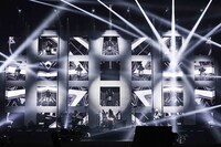 人気画像5位は「米津玄師、4万人動員の幕張ワンマンで新曲初披露『こんな空間をまた一緒に作ろうね』」より、「米津玄師 2018 LIVE / Flamingo」10月27日公演の様子。（撮影：鳥居洋介）