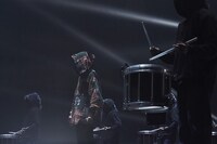 人気画像7位は「米津玄師、4万人動員の幕張ワンマンで新曲初披露『こんな空間をまた一緒に作ろうね』」より、「米津玄師 2018 LIVE / Flamingo」10月27日公演の様子。（撮影：鳥居洋介）