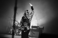 人気画像10位は「米津玄師、4万人動員の幕張ワンマンで新曲初披露『こんな空間をまた一緒に作ろうね』」より、「米津玄師 2018 LIVE / Flamingo」10月27日公演の様子。（撮影：鳥居洋介）