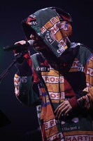 人気画像6位は「米津玄師、4万人動員の幕張ワンマンで新曲初披露『こんな空間をまた一緒に作ろうね』」より、「米津玄師 2018 LIVE / Flamingo」10月27日公演の様子。（撮影：鳥居洋介）