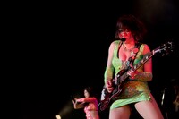 中尊寺まい（Vo, G / ベッド・イン）（撮影：斉藤明）