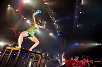 中尊寺まい（Vo, G / ベッド・イン）（撮影：斉藤明）