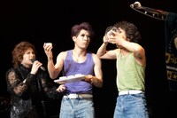 わんこそばのようにティラミスを食べる喜矢武豊（Gita- / ゴールデンボンバー）。（撮影：斉藤明）