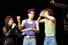 わんこそばのようにティラミスを食べる喜矢武豊（Gita- / ゴールデンボンバー）。（撮影：斉藤明）