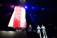 生着替え中の樽美酒研二（Doramu / ゴールデンボンバー）。（撮影：斉藤明）