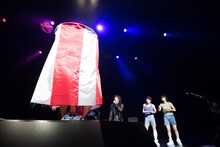 生着替え中の樽美酒研二（Doramu / ゴールデンボンバー）。（撮影：斉藤明）