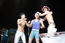 歌広場淳（Be-su / ゴールデンボンバー）の髪を洗う喜矢武豊（Gita- / ゴールデンボンバー）。（撮影：斉藤明）