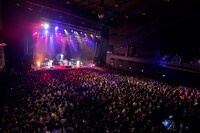 「ベッド・イン 2マンシリーズ2018 ～炎のねるとん3本勝負～」東京・Zepp Tokyo公演の様子。（撮影：斉藤明）