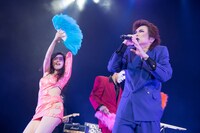 左から益子寺かおり（Vo / ベッド・イン）、鬼龍院翔（Vo-karu / ゴールデンボンバー）。（撮影：斉藤明）