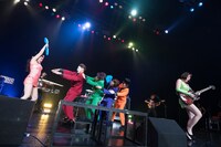 ベッド・インとゴールデンボンバーのコラボライブの様子。（撮影：斉藤明）