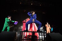 ベッド・インの生着替えを盛り上げるゴールデンボンバー。（撮影：斉藤明）