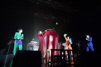 生着替え中のベッド・インを見守るゴールデンボンバー。（撮影：斉藤明）