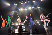 ベッド・インとゴールデンボンバーのコラボライブの様子。（撮影：斉藤明）