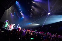 ベッド・インとゴールデンボンバーのコラボライブの様子。（撮影：斉藤明）