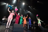 ベッド・インとゴールデンボンバーのコラボライブの様子。（撮影：斉藤明）