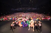 「写ルンです」するベッド・インとゴールデンボンバー。（撮影：斉藤明）