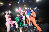 ベッド・インとゴールデンボンバーのコラボライブの様子。（撮影：斉藤明）