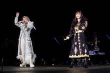 左から百花、山本彩。 (c)NMB48