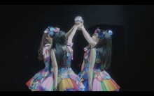 ももいろクローバーZ「天国のでたらめ」ミュージックビデオのワンシーン。