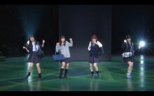 ももいろクローバーZ「天国のでたらめ」ミュージックビデオのワンシーン。