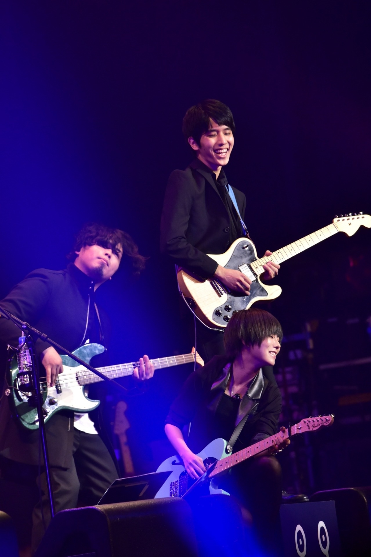 左からウエムラユウキ（B）、エジマハルシ（G）、雫（Vo, G / ポルカドットスティングレイ）。（Photo by TEAM LIGHTSOME）