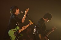 左から雫（Vo, G）、エジマハルシ（G / ポルカドットスティングレイ）。（Photo by TEAM LIGHTSOME）