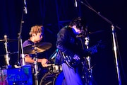 左から勢喜遊（Dr, Sampler）、常田大希（Vo, G）。（Photo by TEAM LIGHTSOME）