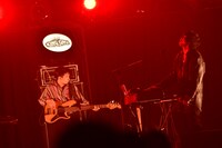 左から新井和輝（B）、井口理（Vo, Key）。（Photo by TEAM LIGHTSOME）