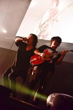 左から山田将司（Vo）、菅波栄純（G / THE BACK HORN）。（Photo by TEAM LIGHTSOME）
