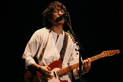 清水依与吏(Vo, G)(Photo by Yusuke Satou)