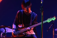 小島和也（B, Cho）（Photo by Yusuke Satou）