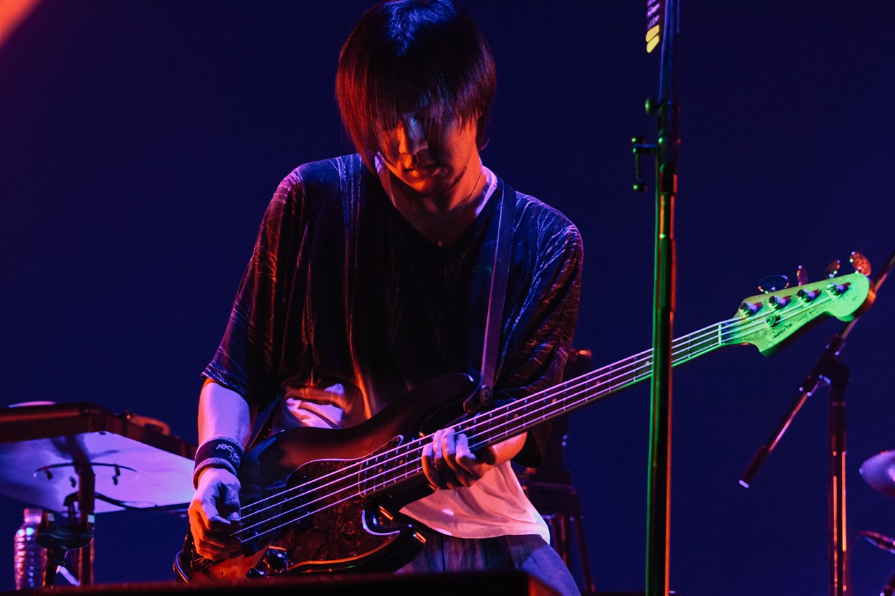 小島和也（B, Cho）（Photo by Yusuke Satou）