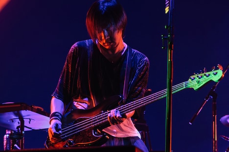 小島和也(B, Cho)(Photo by Yusuke Satou)