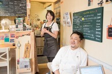 店内に流れるBGMは、真美さんが天気や気分に合わせて毎日セレクトしている。「詳しくない人は桑田（佳祐）さんの曲を聴いて、サザンの『波乗りジョニー』、いいよねって言うんですよ。だから私は心の中で『違うよ』って（笑）」。右手前が修さん、左奥が真美さん。