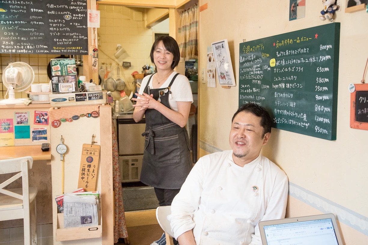 店内に流れるBGMは、真美さんが天気や気分に合わせて毎日セレクトしている。「詳しくない人は桑田（佳祐）さんの曲を聴いて、サザンの『波乗りジョニー』、いいよねって言うんですよ。だから私は心の中で『違うよ』って（笑）」。右手前が修さん、左奥が真美さん。